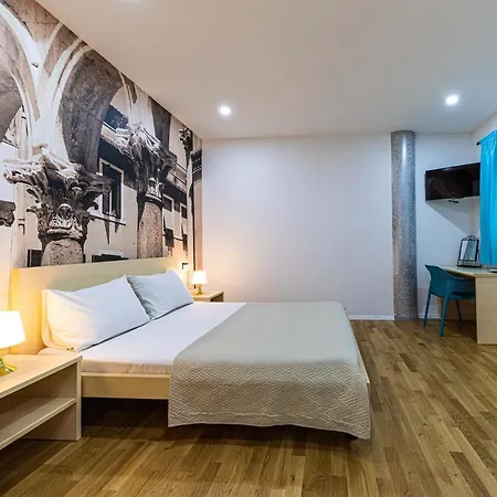 Split City Rooms Affittacamere 3*