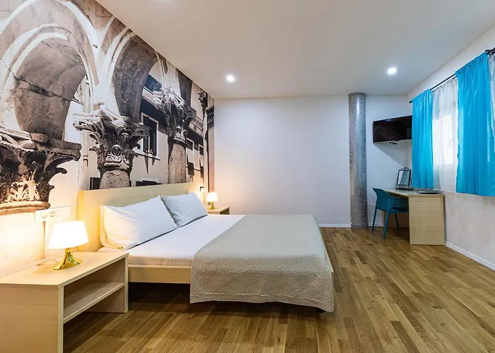 Split City Rooms Pensión 3*